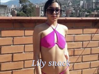 Lily_snack